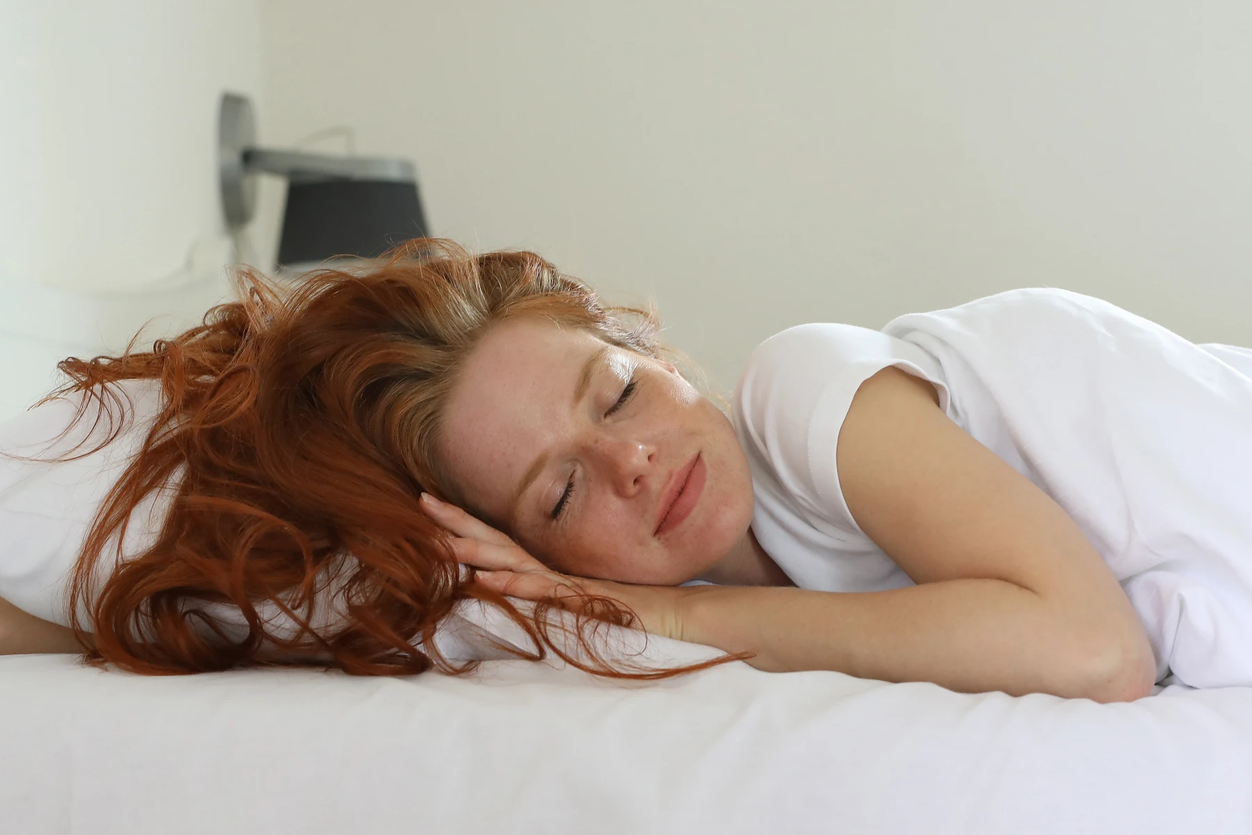 Donna che dorme con un’espressione rilassata.