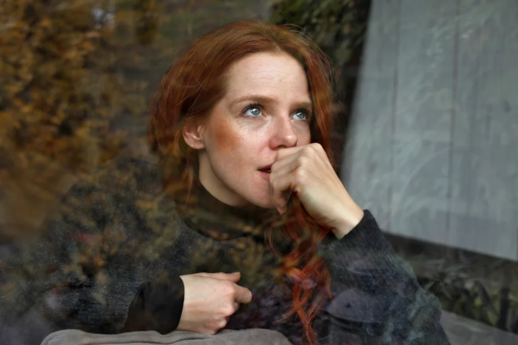 Ritratto di una giovane donna pensierosa.